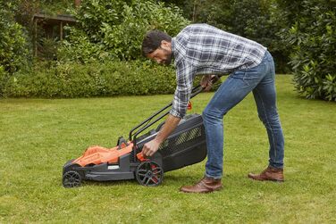 Електрична газонокосарка BlackDecker з ручкою BEMW461BH (1400 Вт, ширина зрізу 34 см, 6-позиційне регулювання висоти, травозбірник на 40 л, ідеально підходить для садів середнього розміру)