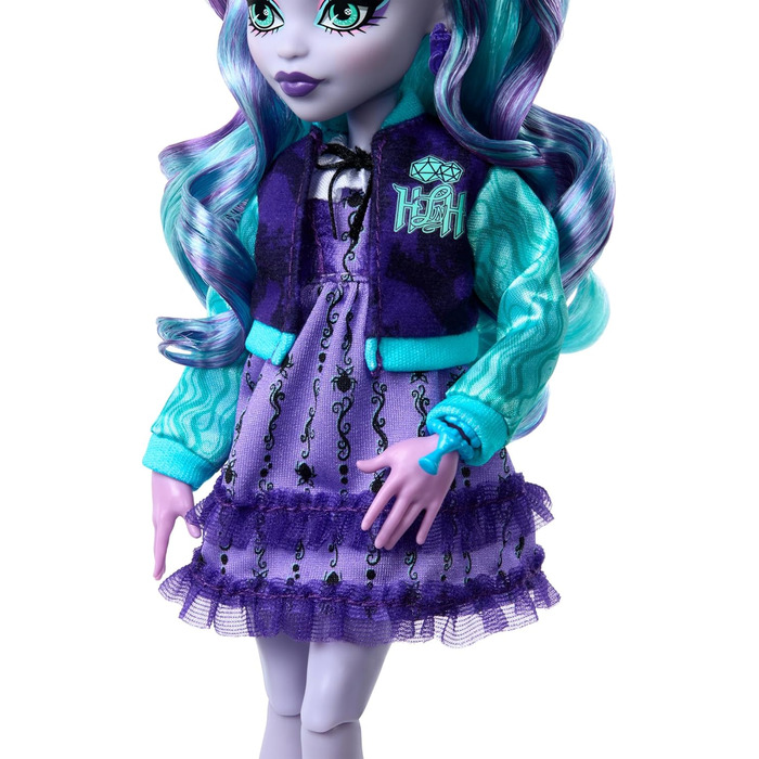 Набір ляльки Monster High Fearbook Twyla та аксесуарів з темою кіноклубу, студентською курткою, щорічником, настільною грою та печивом, HXW31 Лялька Twyla Журнал жахів