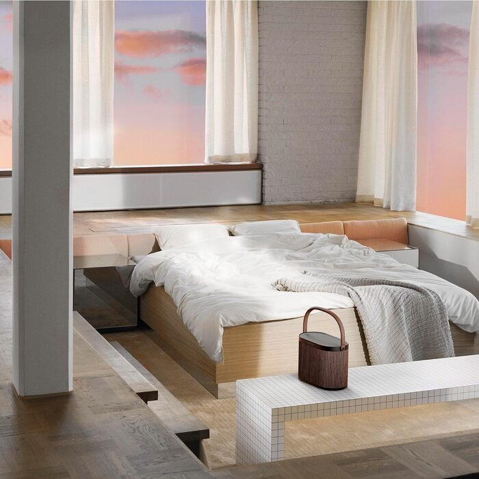 Гучна бездротова домашня та портативна Bluetooth-колонка на 360 з кабелем USB-C та вбудованою бездротовою зарядною панеллю Qi - те