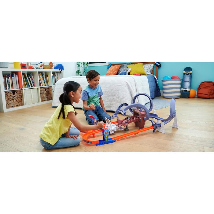 Гоночний трек з павутинням Людини-павука, 1 литий автомобіль з павучихи Гвен та 1 литий автомобіль з Людини-павука, швидкий старт,