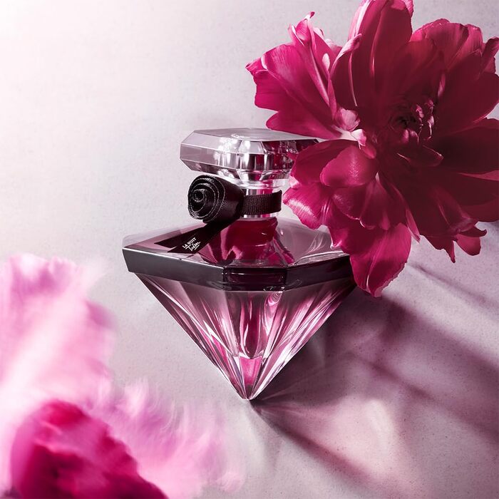 Парфумерна вода, спокусливий жіночий аромат з нотами чорної троянди та ванільної орхідеї для особливих випадків. Фруктовий, квітковий, ванільний, моховий, деревний. 30 мл (1 упаковка)