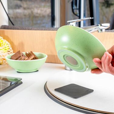 Магнітні миски silwy DOLOMIT Набір з 2 шт. Ø 16 см Магнітні пластикові миски з протиковзким кільцем Для автофургонів, кемпінгу та човнів Небиткі, легкі та нековзні Зроблено в Німеччині, зеленого кольору