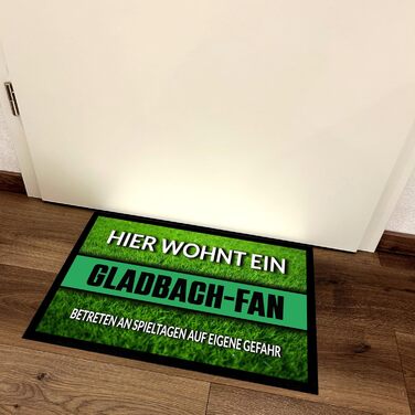Килимок для футбольних уболівальників з ефектом газону Тут живе вболівальник Гладбаха - Вхід на ваш страх і ризик у дні матчів Килимок для дверей з написом 60x40 см Для використання всередині та зовні приміщень Килимок для вхідних дверей / коридору