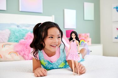 Лялька Barbie Fashionistas 224 із хвилястим чорним волоссям, рожевою сукнею в ситцевий колір і аксесуарами, колекційна модна ляльк