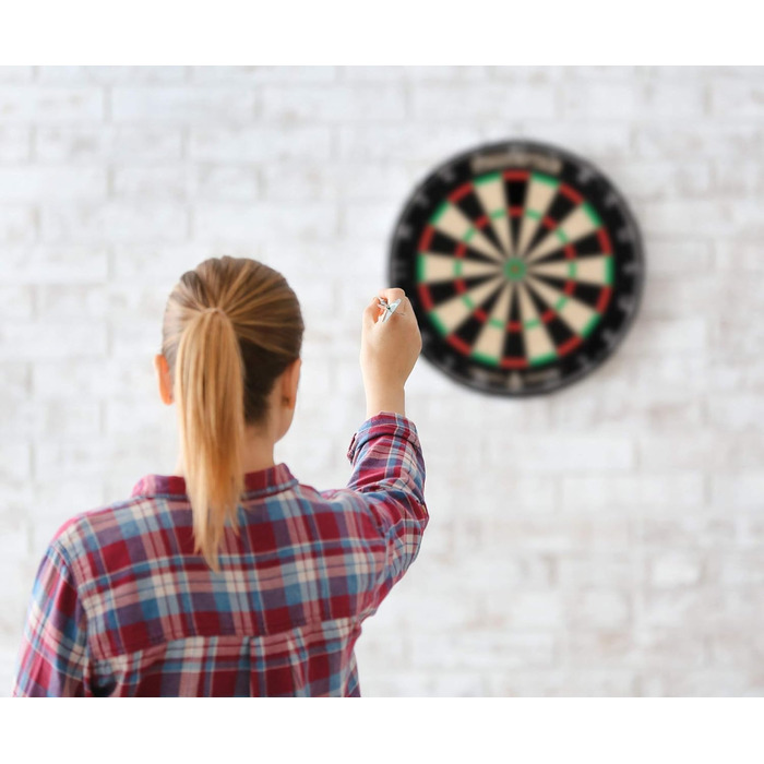 Мішень для дротиків Stagecaptain DBS-1715 Bullseye Pro з дротиками - Професійна сталева мішень для дротиків з сизалю - Мішень для дротиків з надтонкими дротами - Мішень для дротиків з 6 дротиками та 4 наборами дергань