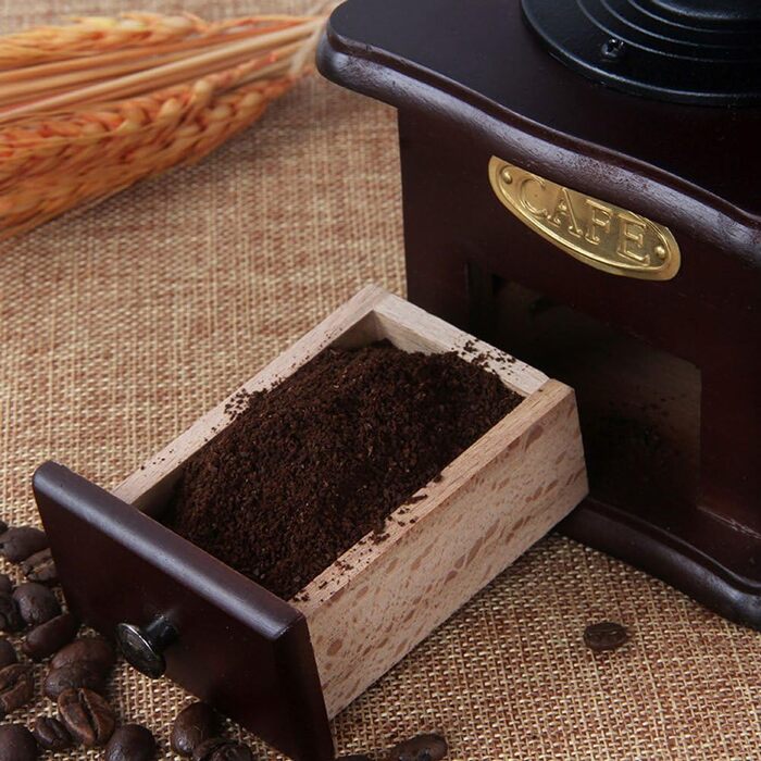 Ручна кавомолка Антикварна чавунна кавомолка з ручним приводом, регулюваннями та висувною шухлядою.