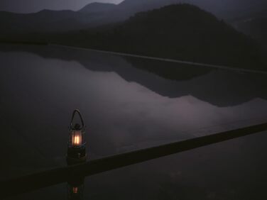 Світлодіодний акумуляторний кемпінговий ліхтар Brennenstuhl CAL 1 AC (350 лм, IP44, до 75 годин роботи, плавне регулювання яскравості, регульована колірна температура, акумуляторний вуличний ліхтар USB C з конопляним шнуром та бамбуковою основою)