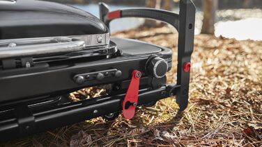 Компактний газовий гриль Weber Traveler з розкладним підставкою та колесами, модель 2026 року
