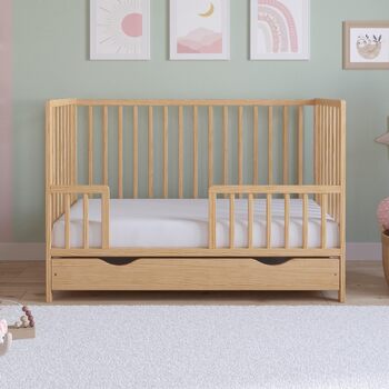 Дитяче ліжко Love For Sleep Asher 120x60 см з матрацом з стьобаної мікрофібри Дитяче ліжко, яке можна трансформувати в юніорське ліжко з великою шухлядою та захистом від падіння, натуральна сосна