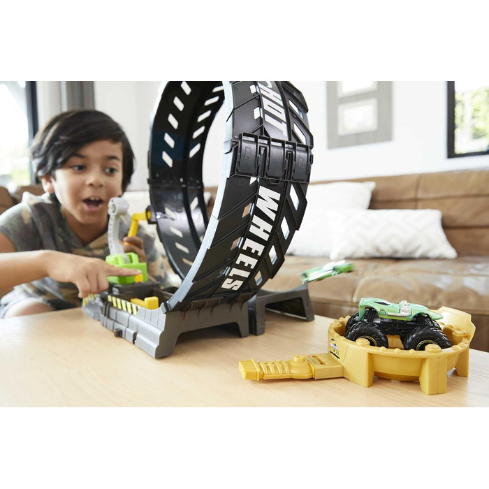 Ігровий набір Monster Trucks Looping Challenge з 1 вантажівкою-монстром і 1 транспортним засобом у масштабі 164, гоночний трек для