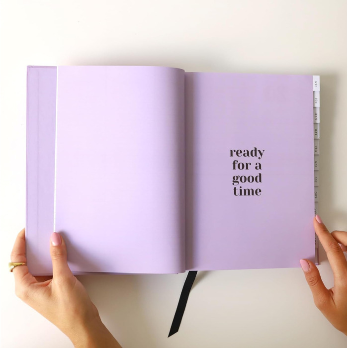 Щоденний календар Одерніхтодердоха Формат A5 З річним оглядом, розкладом на кожен день тижня - Тверда обкладинка - 328 сторінок - один день на сторінці - з покажчиком та закладкою (Версія 2026 / фіолетовий)