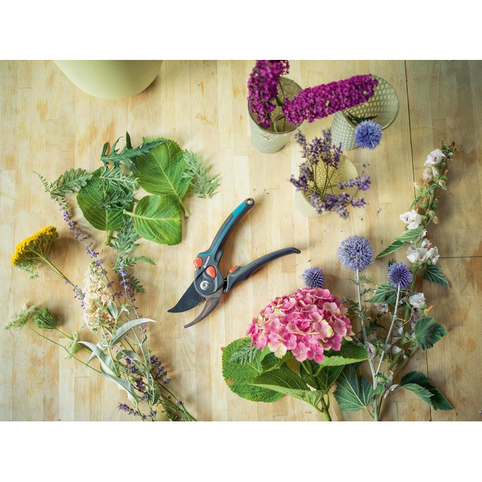 Садові ножиці Gardena B/M Ножиці для дерев, безпечні для рослин, з обхідним лезом для гілок та сучків, максимальний діаметр різання 24 мм, вбудована пружина в ручці, верхнє лезо з антипригарним покриттям (8904-20) Діаметр різання 24 мм (M) Обхідне лезо