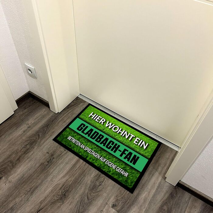 Килимок для футбольних уболівальників з ефектом газону Тут живе вболівальник Гладбаха - Вхід на ваш страх і ризик у дні матчів Килимок для дверей з написом 60x40 см Для використання всередині та зовні приміщень Килимок для вхідних дверей / коридору