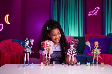 Лялька Monster High Scary Sweet Birthday, Купідон Астерія, у рожево-червоній святковій сукні з тематичними аксесуарами, такими як запрошення, повітряна кулька, подарунок тощо, JBG77 Рожевий/Червоний