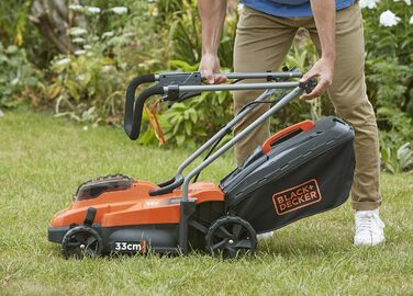 Акумуляторна газонокосарка BlackDecker BCMW3336L1 (36 В, 2,5 Ач, ширина зрізу 33 см, для газонів середнього розміру до 250 м, 5-позиційне регулювання висоти, в комплекті 1 акумулятор, зарядний пристрій, травозбірник на 35 л), помаранчевий/чорний