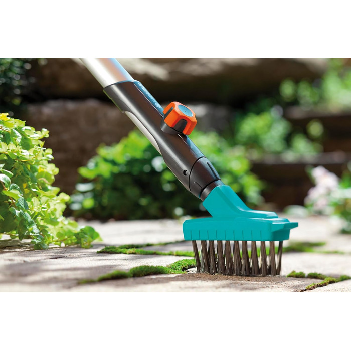 Щілинна щітка Gardena combisystem M ідеальний помічник у саду для легкого видалення моху зі стиків плит і країв стін, зі скребкови