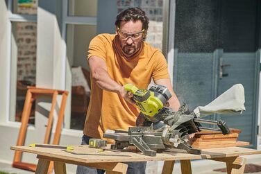 Торцювальна пила 190 мм 18 В - Прохідність 50 х 250 мм при 90 - 1 літієва батарея 4,0 Ач - Зарядний пристрій 2,0 А - Поставляється