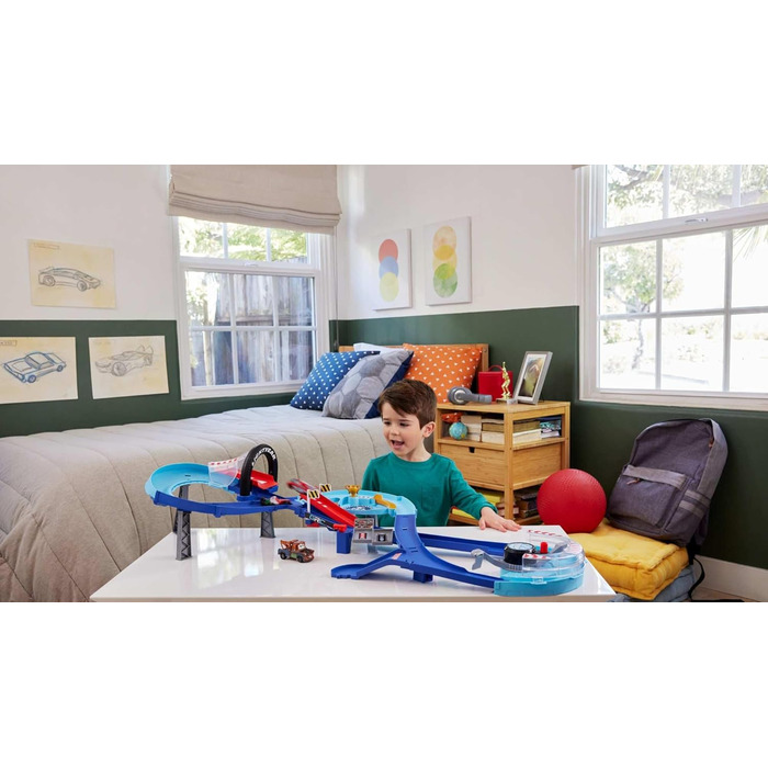 Ігровий набір Mattel Disney та Pixar Cars з 2 іграшковими машинками, Блискавка МакКвін та Франческо Бернуллі, гоночний трек GRC з