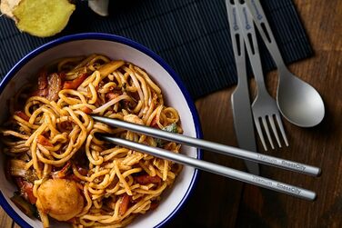 Набір титанових столових приборів, міцний, надлегкий, здоровий та екологічно чистий, набір з 3/4/5 предметів з паличками для їжі, ножем, виделкою, ложкою та соломинкою, для дому/подорожей/кемпінгу, у практичному тканинному чохлі, набір столових приборів з