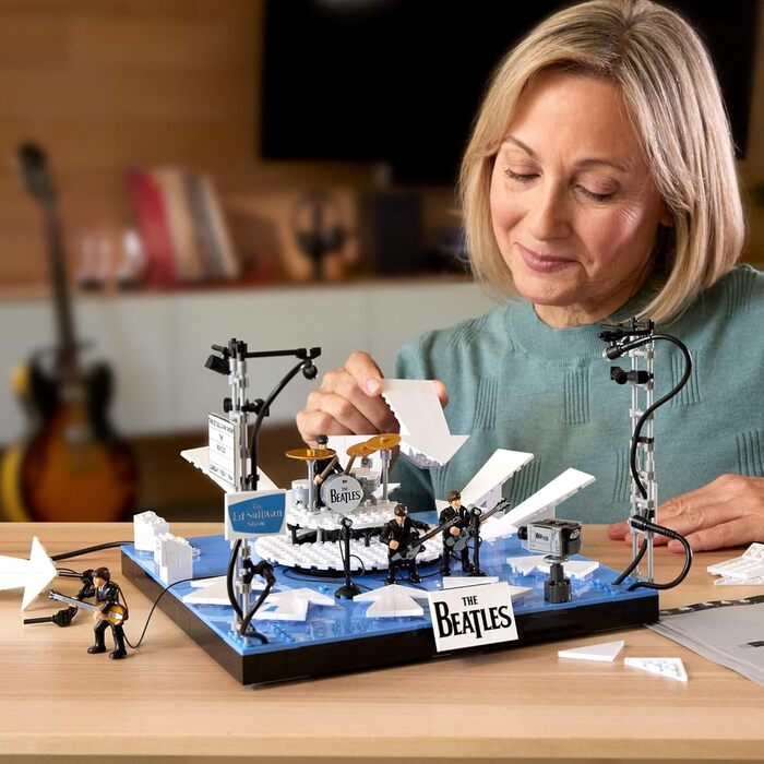 Колекційна будівельна іграшка, 681 деталь, 4 рухомі фігурки учасників гурту та світлодіодні ліхтарі, набір для колекціонерів для с