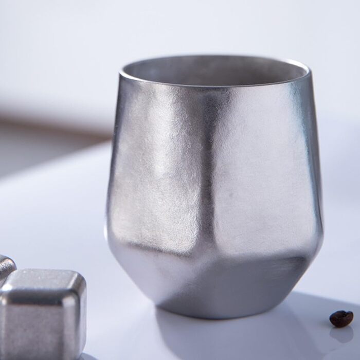 Двостінна титанова ізольована дорожня кружка, 240 мл. Легка кемпінгова кавова кружка з матовим покриттям та нековзною основою для пікніків та кави на свіжому повітрі.