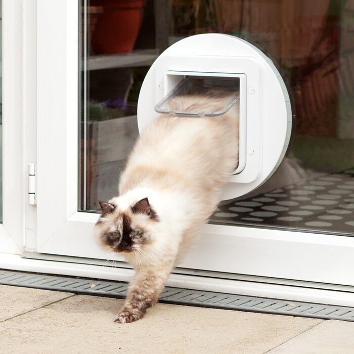 Монтажний адаптер Sure Petcare, підходить для мікрочіпованих дверцят Sure Petcare SureFlap та Pet Flap Connect для котів та маленьких собак, для встановлення у скляні панелі, білий, 2 шт.