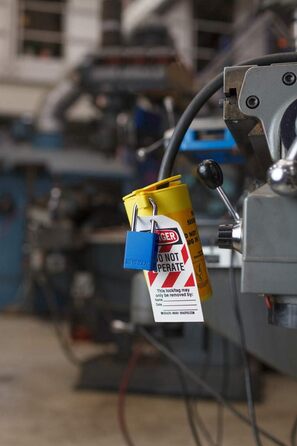 Замок навісний Brady SafeKey алюмінієвий, замок для блокування/маркування (Lockout/Tagout) з ключем замок безпеки для внутрішнього та зовнішнього використання висота дужки 38.10 мм індивідуальний ключ червоний