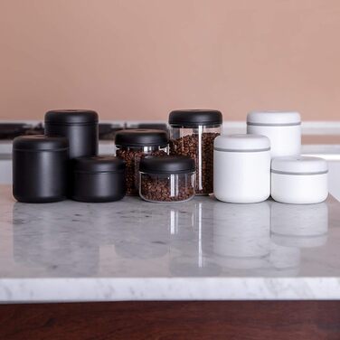 Вакуумний контейнер Fellow для зберігання кави та продуктів, вбудований вакуумний насос, герметичне ущільнення, 1,2 літра, матово-чорний.