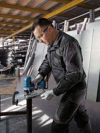 Акумуляторний лобзик Bosch Professional GST 185 LI (18 В, акумулятор 2 x 4,0 Ач, зарядний пристрій, 0-3 500 ходів/хв, глибина різа