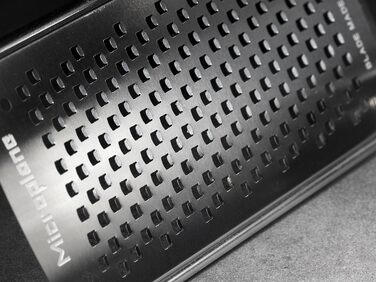 Мікроплощинна кухонна терка грубого помелу для сиру, моркви, імбиру, кокоса та хрону в чорному кольорі з лезами з нержавіючої стал