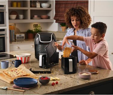 Двокамерна фритюрниця Russell Hobbs 2 відділення кожне 4,25 л, можна використовувати лише окремо, загальний об'єм 8,5 л Технологія швидкої фритюрниці (8 програм, можна мити в посудомийній машині, сенсорний екран) Аерофритюрниця 27290-56S