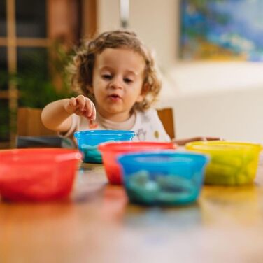 Набір дитячих мисок з кришками Nuby, 6 шт., 300 мл, різнокольорові (кольори можуть відрізнятися)