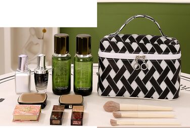 Косметичка, універсальна та містка, тримає ваші речі в порядку та організовано, чорна