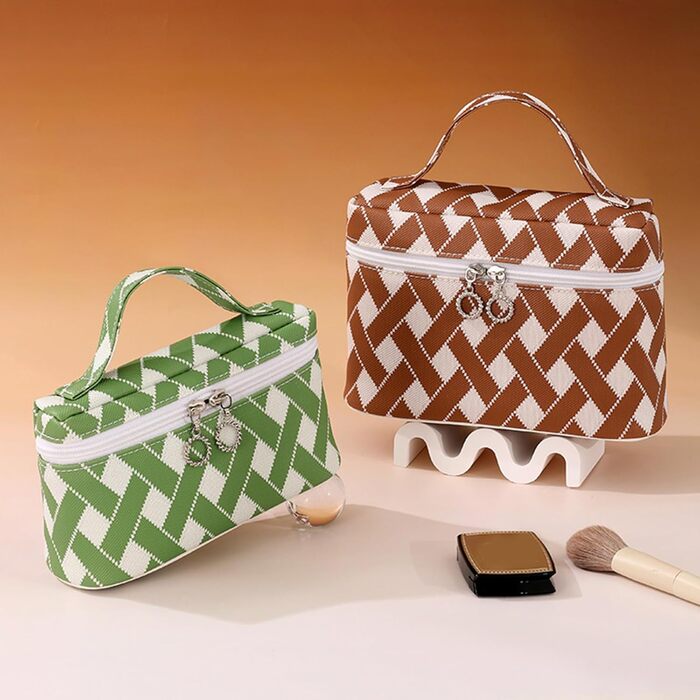 Косметичка, універсальна та містка, тримає ваші речі в порядку та організовано, чорна