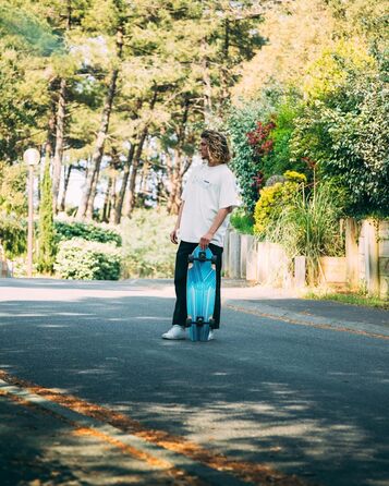 Серфскейти ACTA Glitch 32&39 сині Повністю карвінгові серфскейти з 7-шарового клена Чуйні та маневрені вантажівки Ідеально підходять для початківців та катання на скейтах середнього рівня Для памптреку, круїзів та міських поїздок