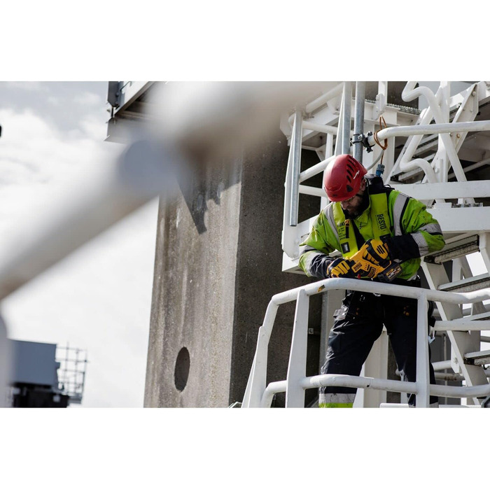 Компактна акумуляторна пила Dewalt DCS367NT (компактна конструкція, безщітковий двигун, висока швидкість різання завдяки високому