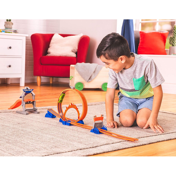 З гоночним автомобілем, петлею, вогняним кільцем, трасами, рампою іграшковий набір автомобіля для дітей від 3 років (16 предметів)