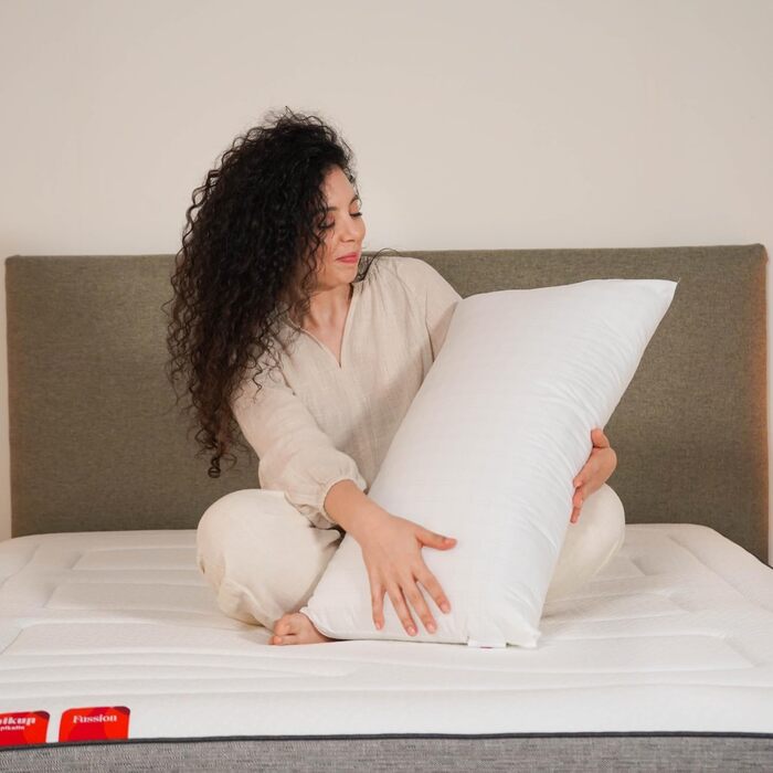 Ергономічна в&39язкопружна подушка з подвійним регульованим чохлом та серцевиною з піни з ефектом пам&39яті для сну на боці або спині.