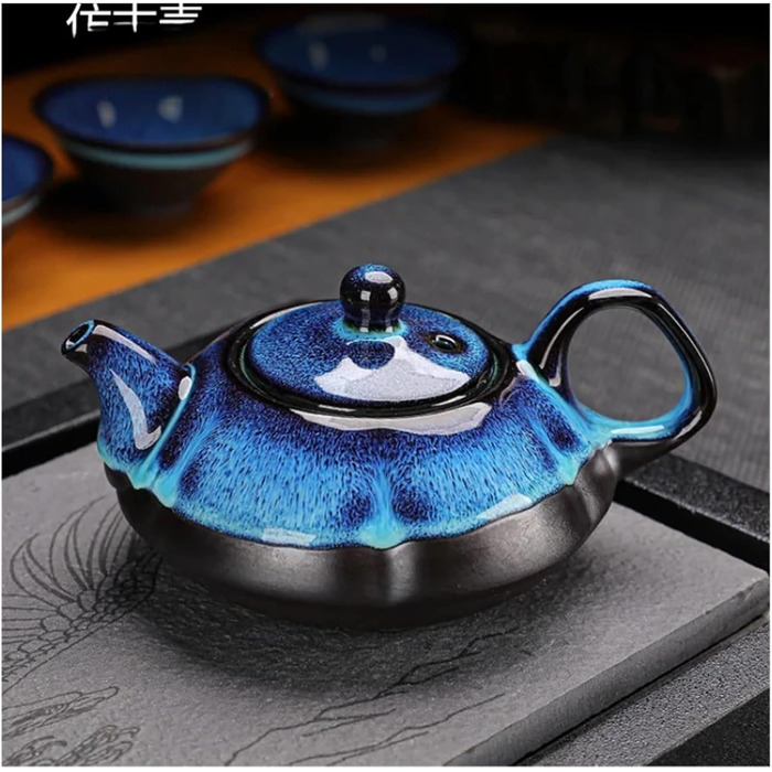 Набір керамічного чайника та чашок у класичному стилі