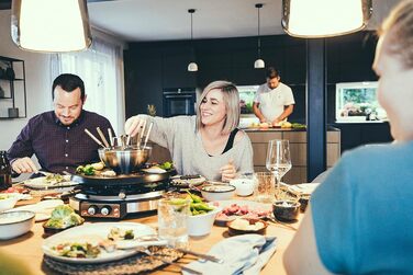 Комбінація SEVERIN Raclette-fondu, 1900 Вт, раклет на 8 осіб з каменем для гриля, комбінація раклету і фондю 2 в 1 з 8 сковородами, скребками і виделками для фондю, RG 2348