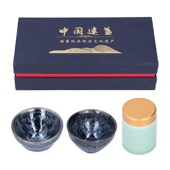 Елегантний керамічний чайний набір ручної роботи з 2 чашок та 1 скарбнички ідеальний вибір для поціновувачів чаю, як елемент декору або подарунок. Набір вирізняється витонченим, ручним виконанням.