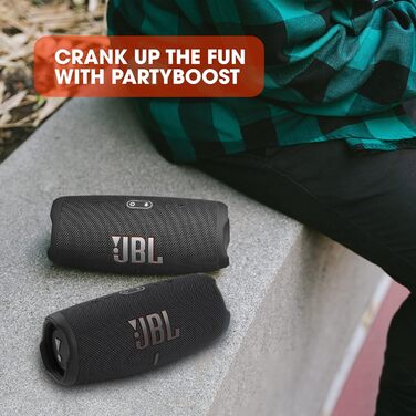 Колонка JBL Charge 5 чорного кольору - Водонепроникний портативний бумбокс з інтегрованим банком живлення - Один заряд акумулятора
