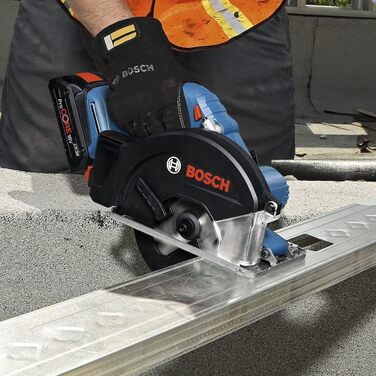 Акумуляторна дискова пила Bosch Professional 18V System GKM 18V-50 (швидший хід роботи, менше іскор і стружки, без акумулятора/зар