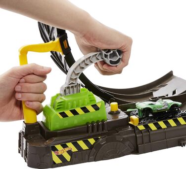 Ігровий набір Monster Trucks Looping Challenge з 1 вантажівкою-монстром і 1 транспортним засобом у масштабі 164, гоночний трек для