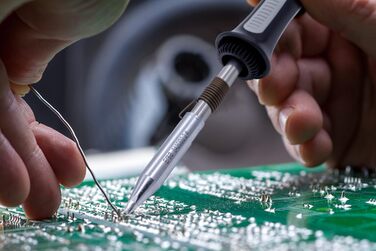 Цифрова паяльна станція потужністю 80 Вт з регульованою температурою 150 - 450 C, включаючи паяльний наконечник 2,2 мм долотоподіб