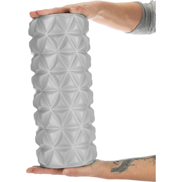 Ролер для йоги COM-FOUR, стимулюючий ролик для фасцій - сприяє кровообігу та розслабленню після роботи, фітнесу, йоги, тренувань та спорту (сірий)