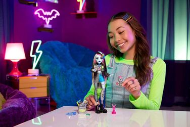 Лялька Monster High Френкі Штайн у джинсовій куртці та шортах, також включає її собаку Вотзі та аксесуари, такі як рюкзак, перекус та блокнот, HXH73