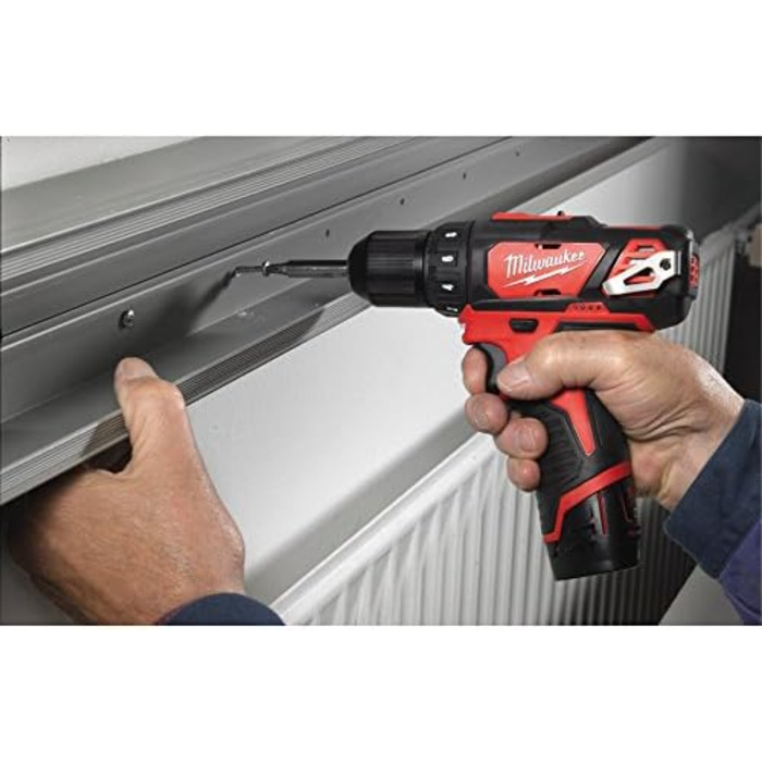 Акція на акумуляторний дриль-шуруповерт Milwaukee M12BDD-152C 2 шт. 12 В / 1,5 Ач Li-Ion, , 4933451460