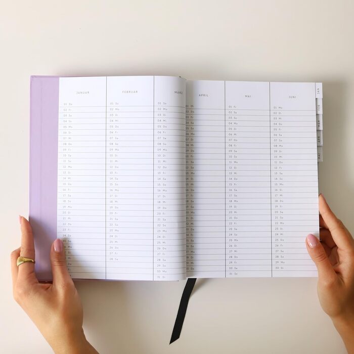 Щоденний календар Одерніхтодердоха Формат A5 З річним оглядом, розкладом на кожен день тижня - Тверда обкладинка - 328 сторінок - один день на сторінці - з покажчиком та закладкою (Версія 2026 / фіолетовий)