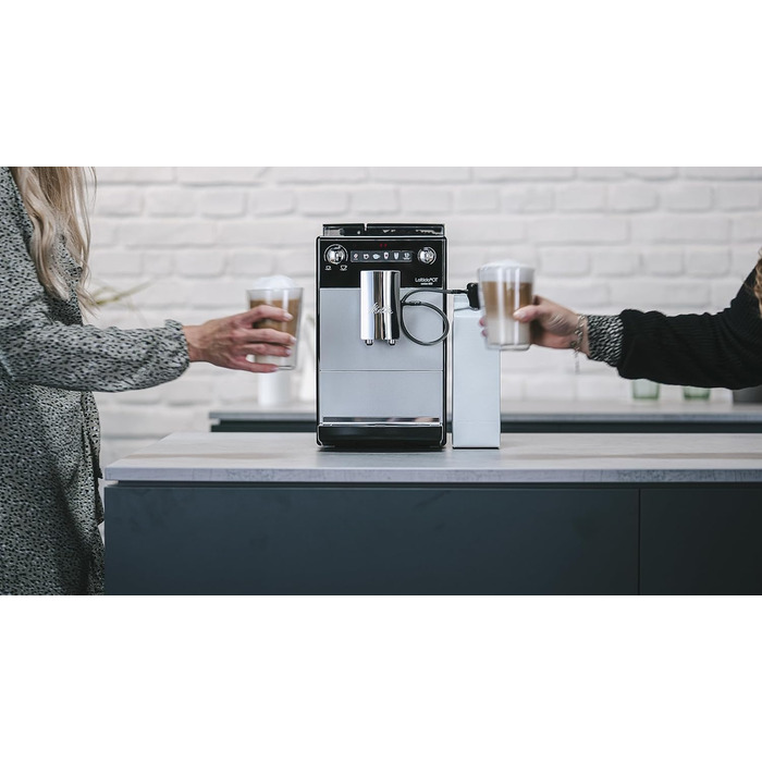 Повністю автоматична кавомашина з молочною системою, кавоварка з кавомолкою для, наприклад, кави або капучино, сріблястий/чорний Single